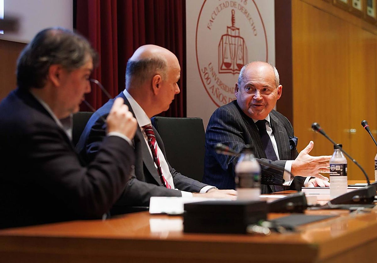 Luis Romero, durante la presentación de su libro con el decano de la Facultad de Derecho, Fernando Llano