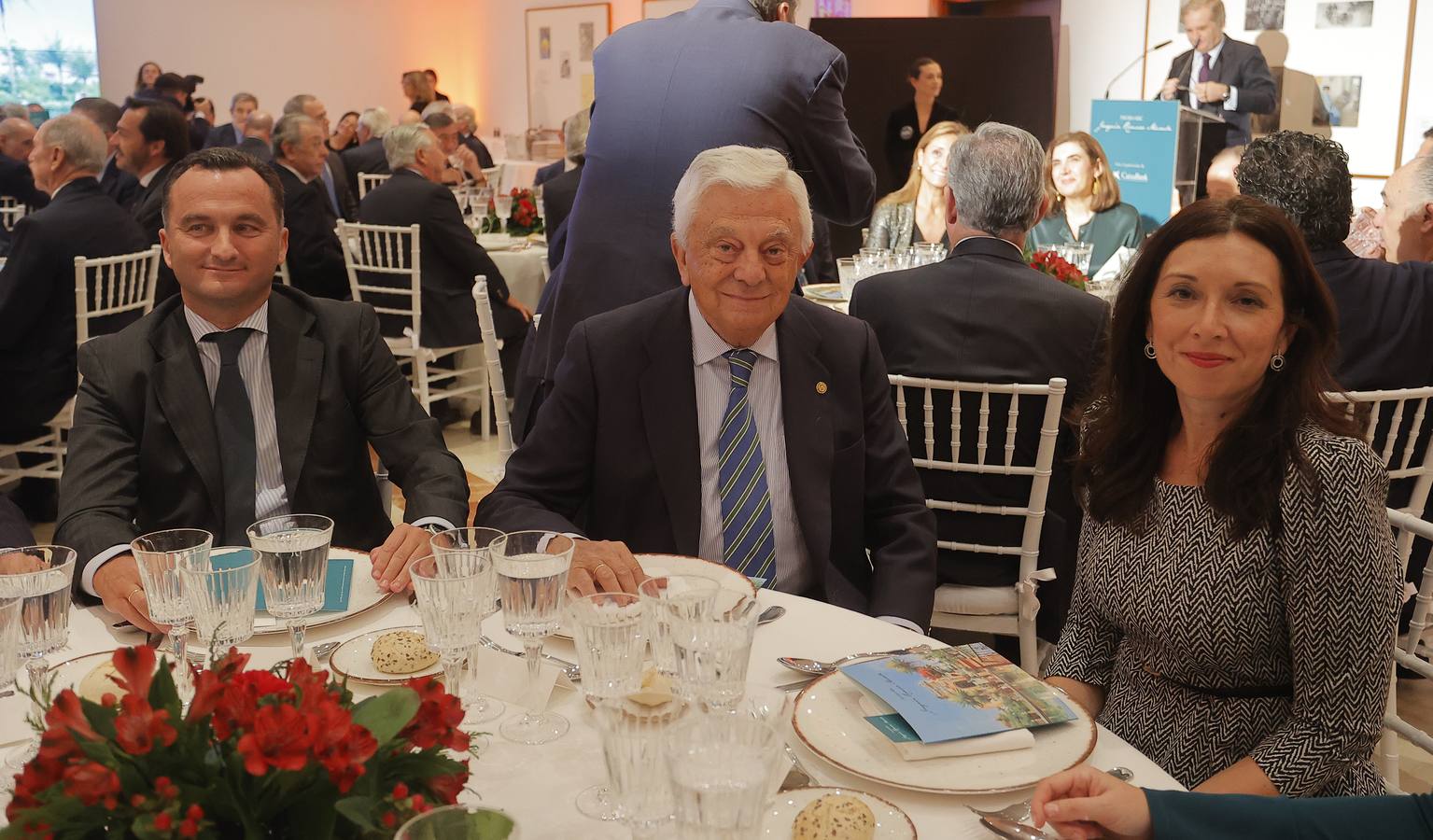 Jesús Garrido-Arroquia, director comercial de banca privada de CaixaBank en Andalucía occidental, Francisco Herrero, presidente de la Cámara de Comercio, y Alejandra Navarro González de la Higuera, subdirectora de ABC de Sevilla