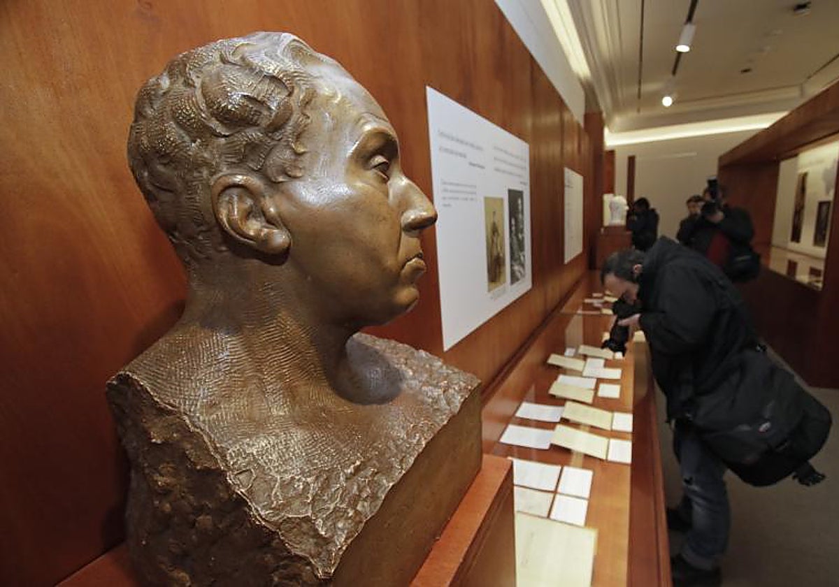 Busto de Antonio Machado y documentos pertenecientes a la Fundación Unicaja