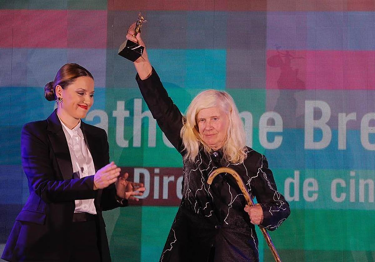 La directora de cine Catherine Breillat recogiendo el Giraldillo de Oro