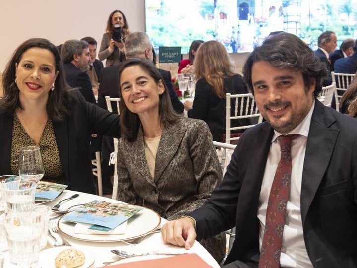 Paloma Jara, directora de RTVE en Andalucía, Eva Sáiz, delegada de El País en Andalucía, y Carlos Crivell, director general de comunicación del Ayuntamiento de Sevilla