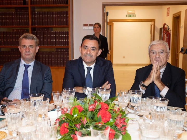 Ignacio Blasco, director comercial Red Sevilla de CaixaBank, Bosco Cámara, socio de Garrigues y Francisco Baena Bocanegra, abogado