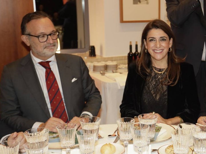 Alberto Pérez Solano, abogado, y Magdalena Salas Gavilán, directora del Centro de Banca Privada Sevilla-Nervión de CaixaBank