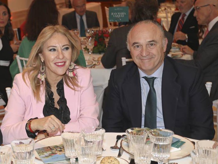 Carolina España, consejera de Economía, Hacienda y Fondos Europeos de la Junta, y Juan Ignacio Zafra, director territorial de CaixaBank en Andalucía