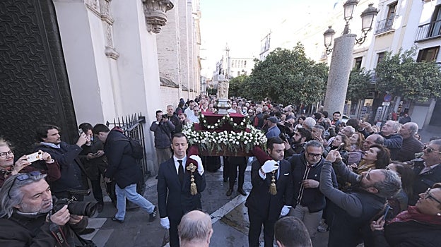La Virgen de las Batallas, ante la Puerta del Perdón de la Catedral de Sevilla