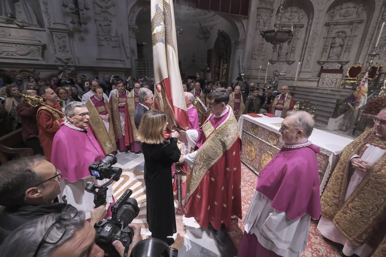 Apertura de la urna de San Fernando, misa y procesión de la espada en la Catedral de Sevilla con motivo de la festividad de San Clemente
