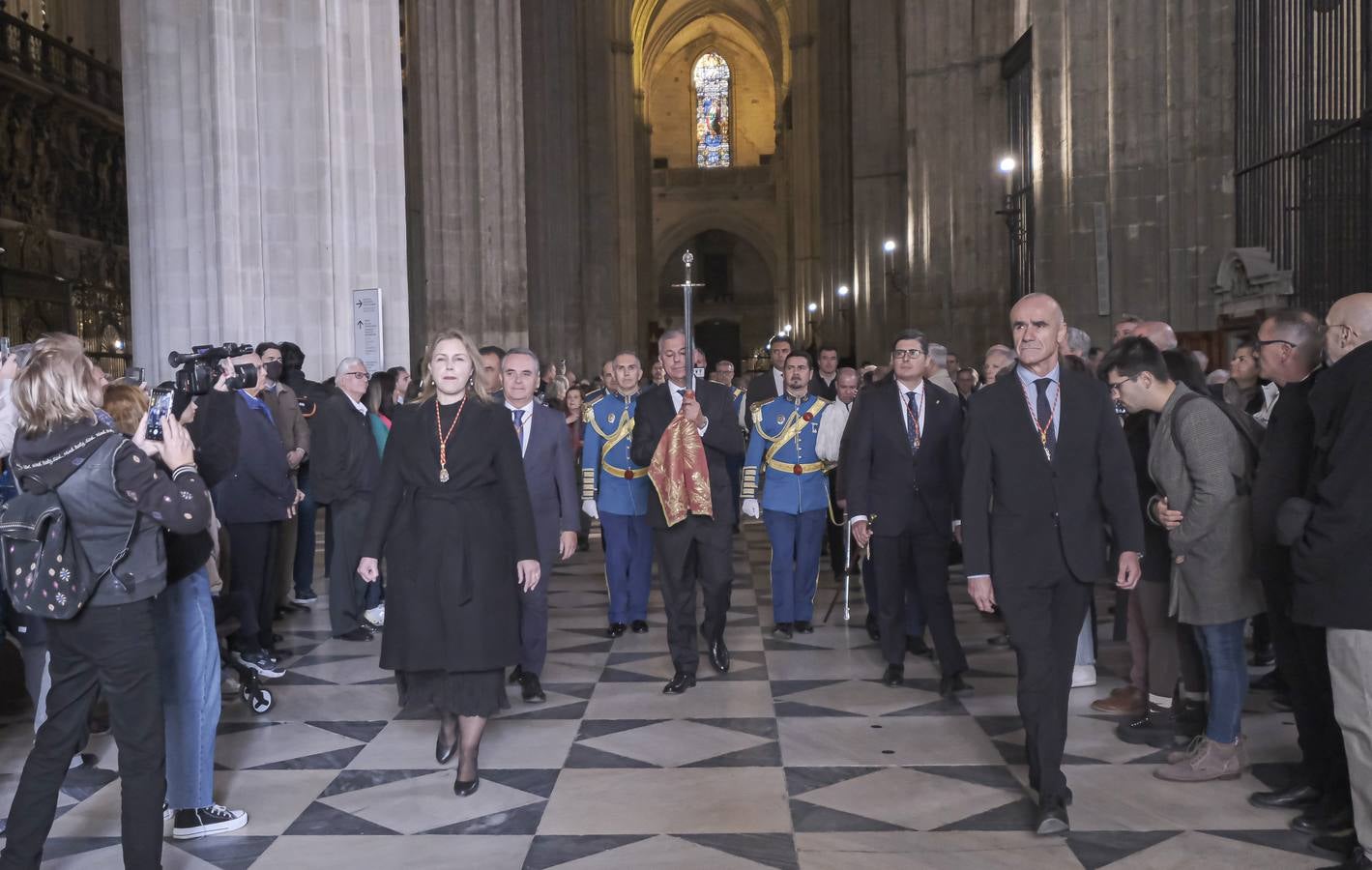 Apertura de la urna de San Fernando, misa y procesión de la espada en la Catedral de Sevilla con motivo de la festividad de San Clemente