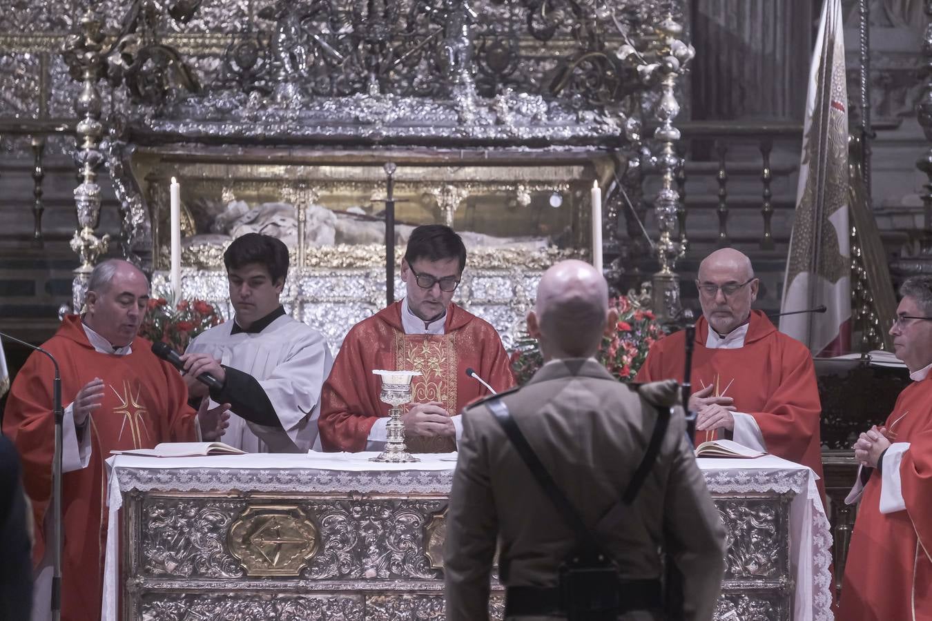 Apertura de la urna de San Fernando, misa y procesión de la espada en la Catedral de Sevilla con motivo de la festividad de San Clemente