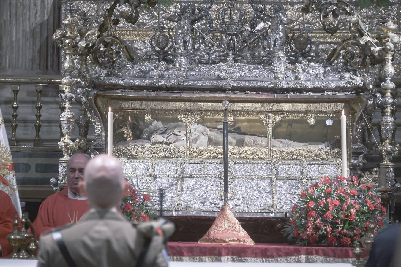 Apertura de la urna de San Fernando, misa y procesión de la espada en la Catedral de Sevilla con motivo de la festividad de San Clemente