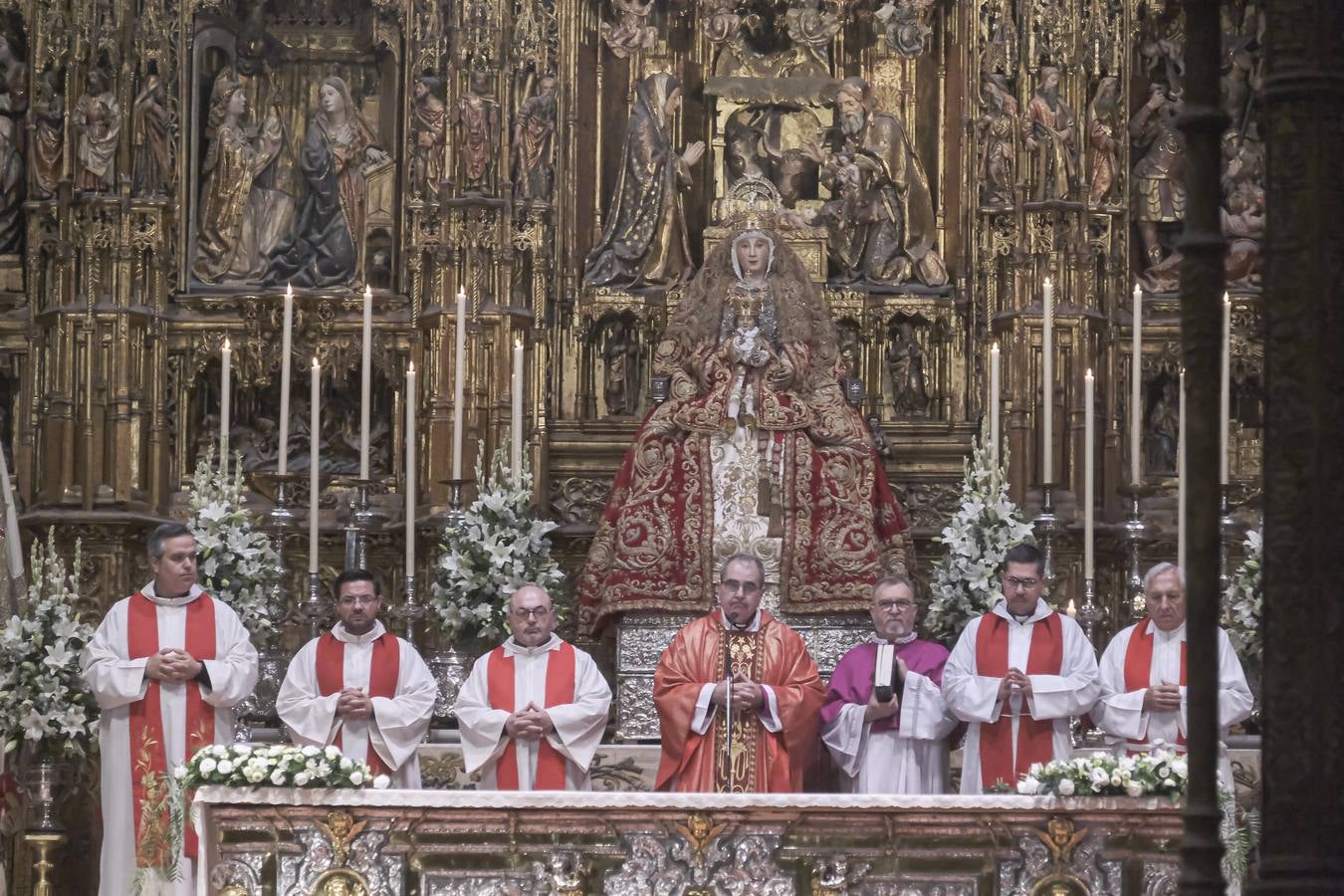 Apertura de la urna de San Fernando, misa y procesión de la espada en la Catedral de Sevilla con motivo de la festividad de San Clemente