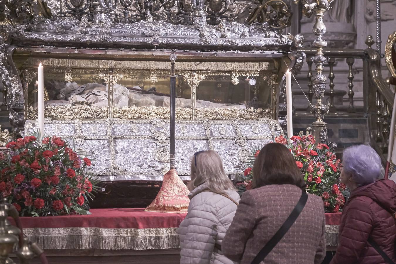 Apertura de la urna de San Fernando, misa y procesión de la espada en la Catedral de Sevilla con motivo de la festividad de San Clemente