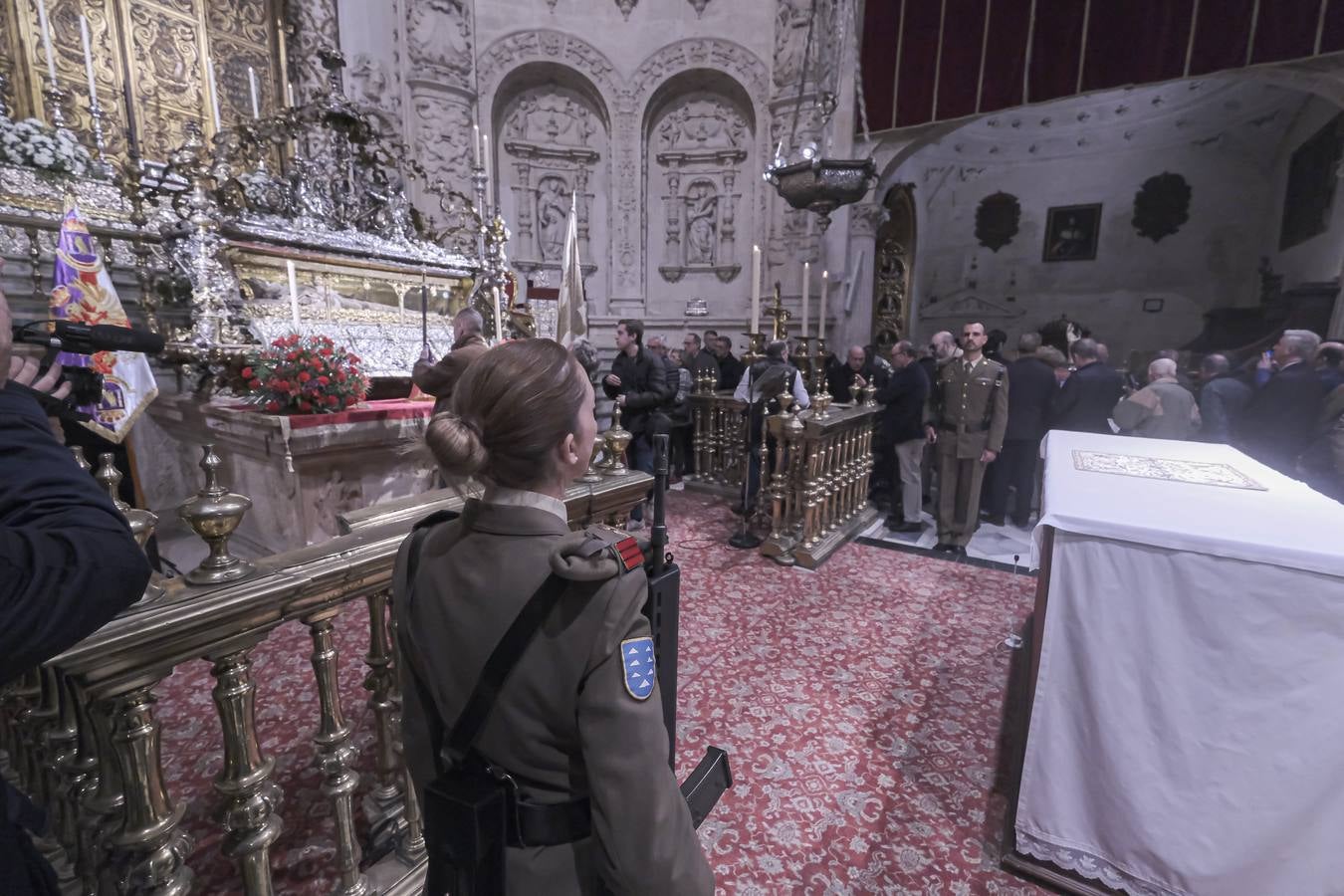 Apertura de la urna de San Fernando, misa y procesión de la espada en la Catedral de Sevilla con motivo de la festividad de San Clemente