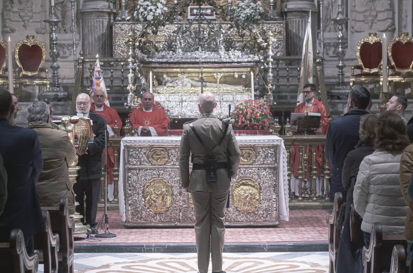 Apertura de la urna de San Fernando, misa y procesión de la espada en la Catedral de Sevilla con motivo de la festividad de San Clemente