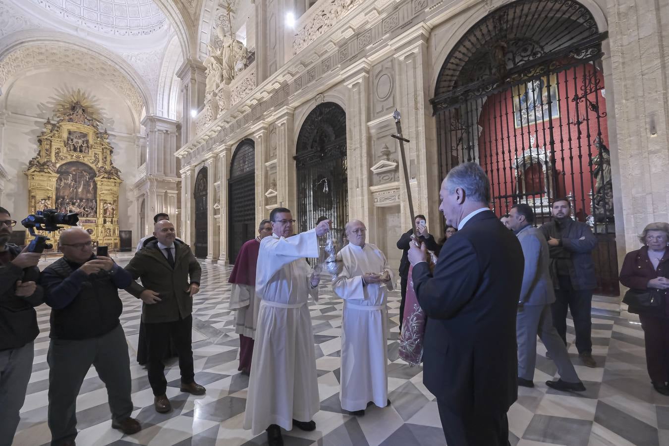Apertura de la urna de San Fernando, misa y procesión de la espada en la Catedral de Sevilla con motivo de la festividad de San Clemente