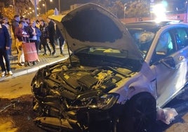 Un coche se empotra contra el lateral de un autobús en el Polígono Sur de Sevilla