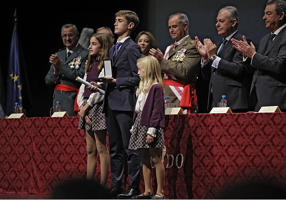 Los nietos de Demetrio Cabello recogieron el reconocimiento a título póstumo a su abuelo