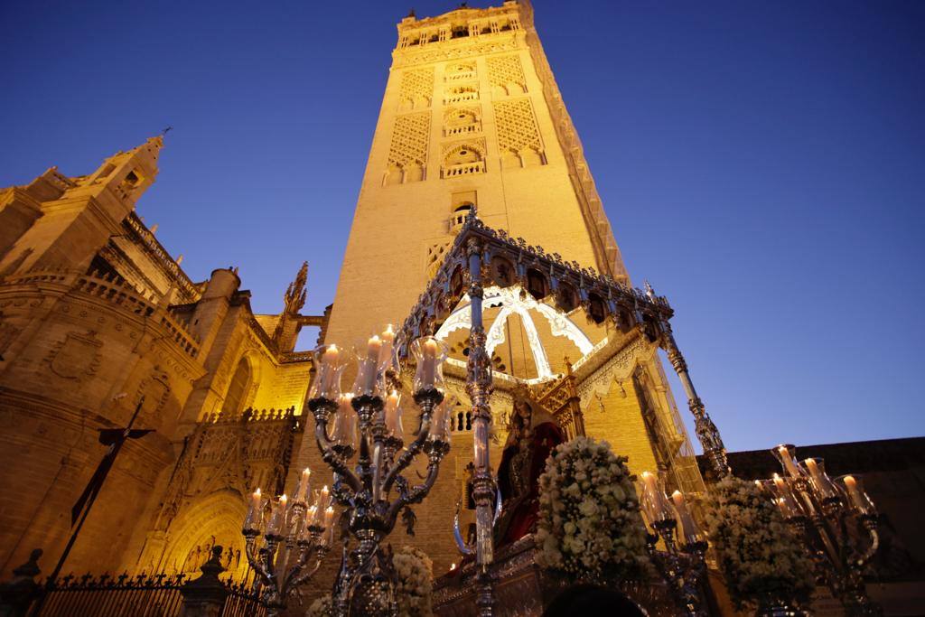 La procesión extraordinaria de la Virgen de Valme y San Fernando recorre Sevilla