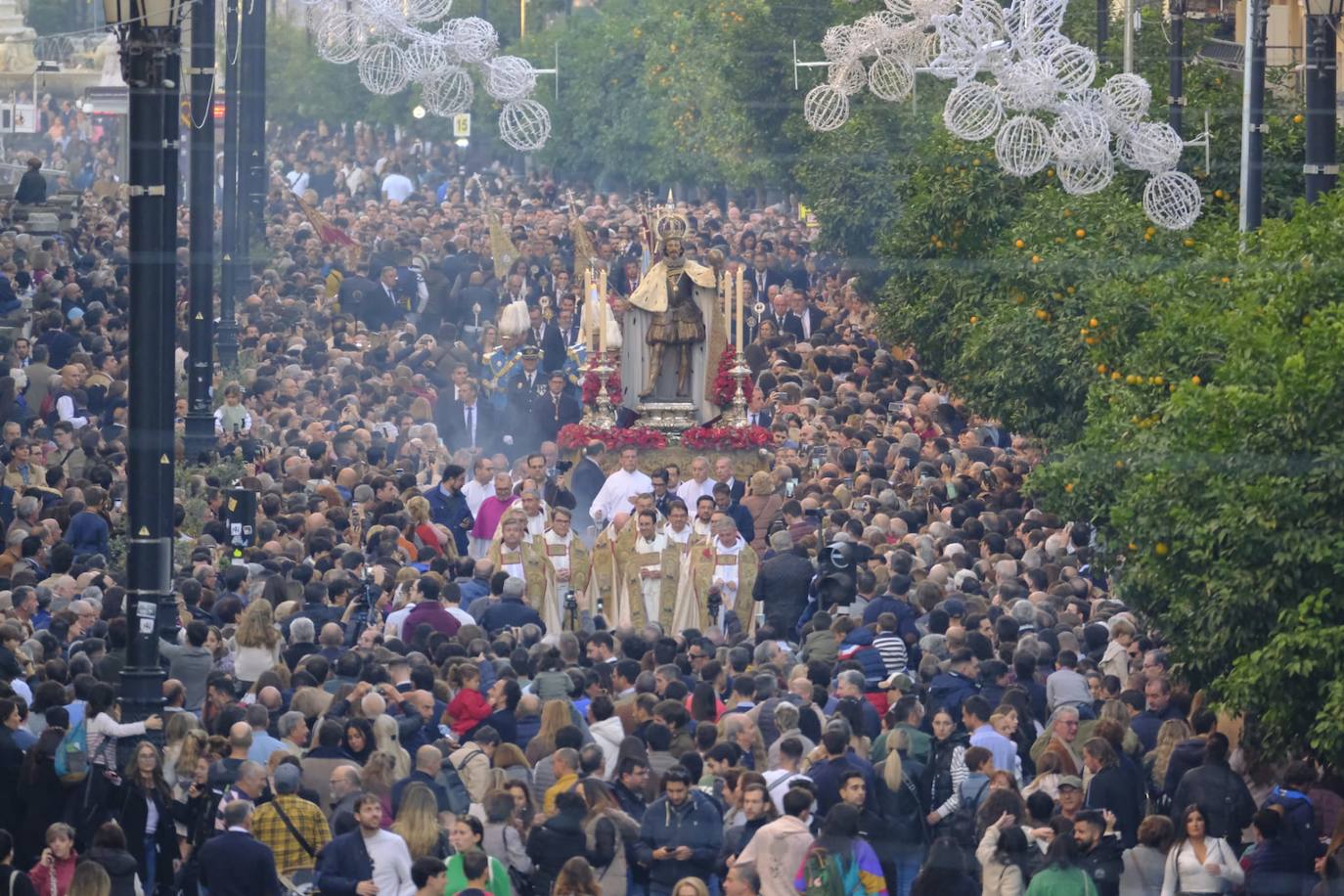 La procesión extraordinaria de la Virgen de Valme y San Fernando recorre Sevilla