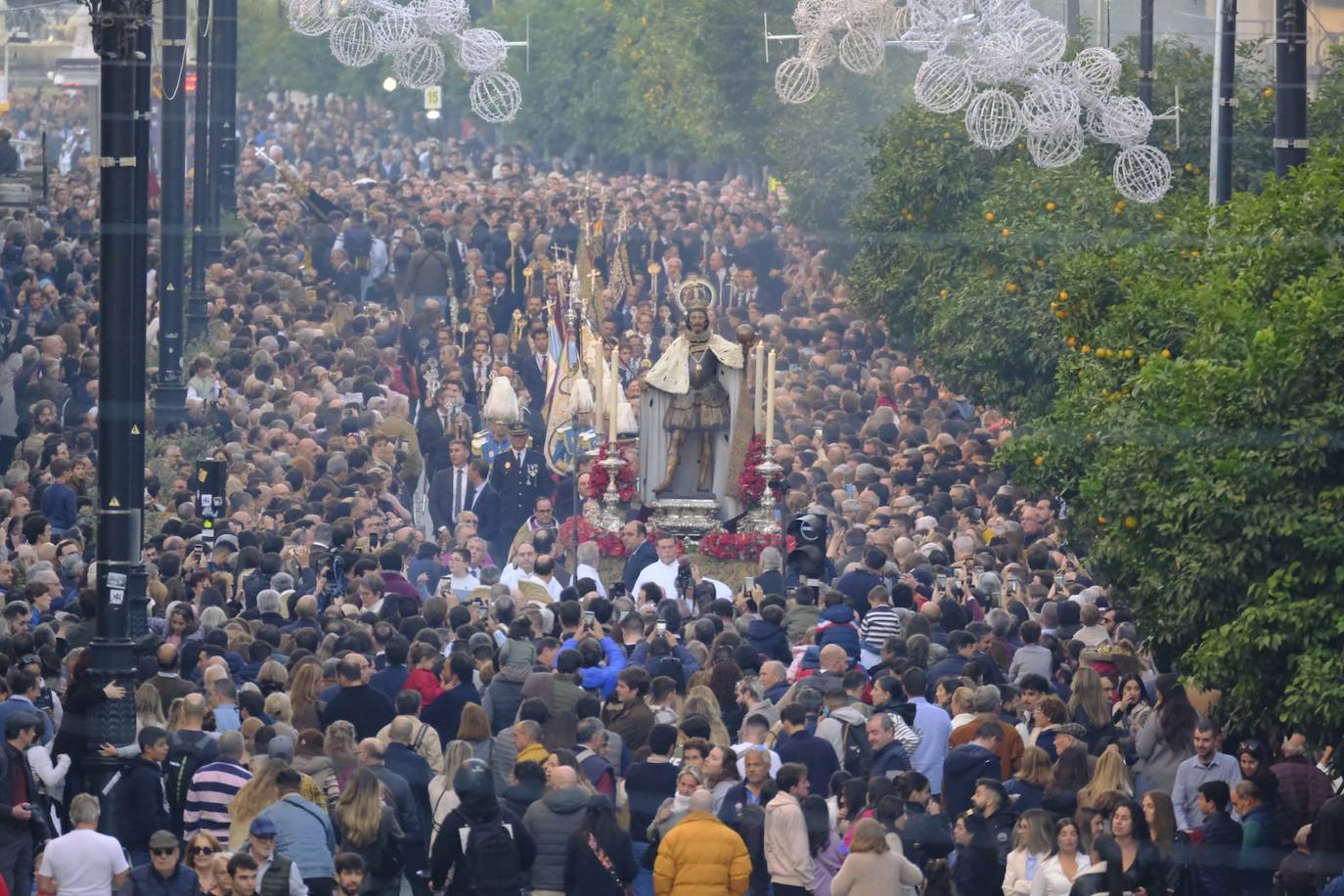 La procesión extraordinaria de la Virgen de Valme y San Fernando recorre Sevilla