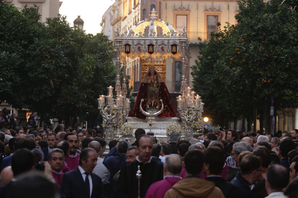La procesión extraordinaria de la Virgen de Valme y San Fernando recorre Sevilla