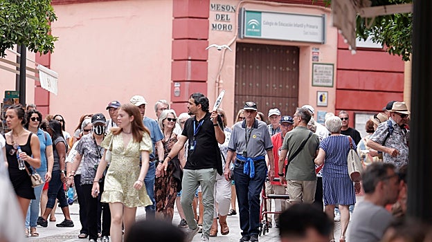 Decenas de turistas por el Barrio de Santa Cruz
