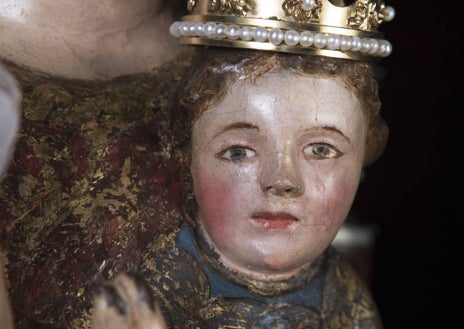 Imagen secundaria 1 - El hermano mayor, Hugo Santos, muestra los detalles ocultos de la Virgen de Valme, desde el rostro del Niño Jesús hasta el testigo que se dejó de la antigua policromía en la espalda de la imagen