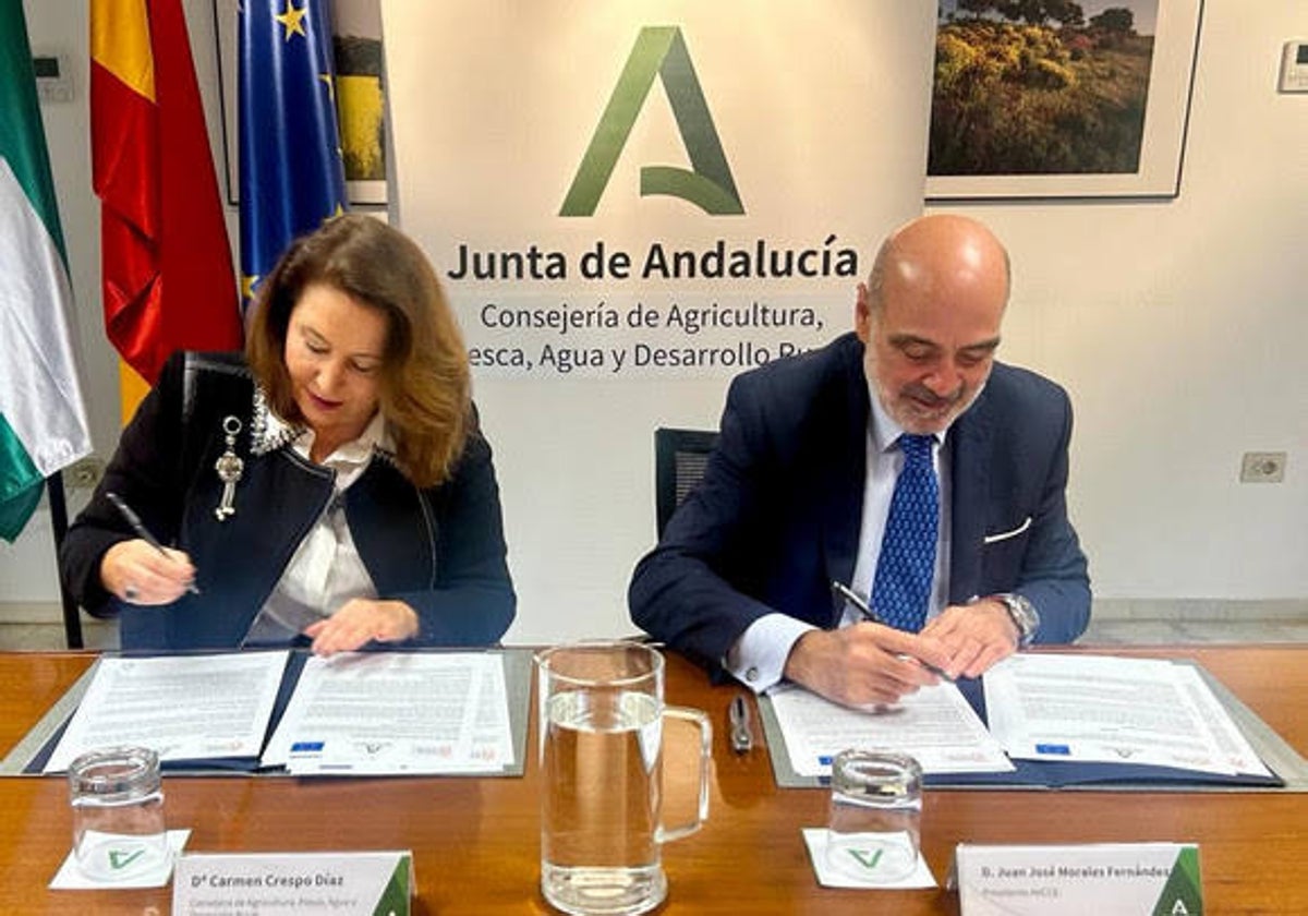 La consejera Carmen Crespo y el presidente de Ancce, firmando el convenio