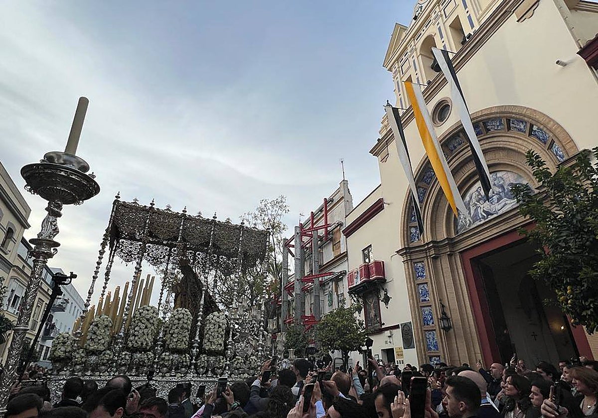 Salida de la Virgen del Patrocinio de la basílica del Cachorro en Sevilla