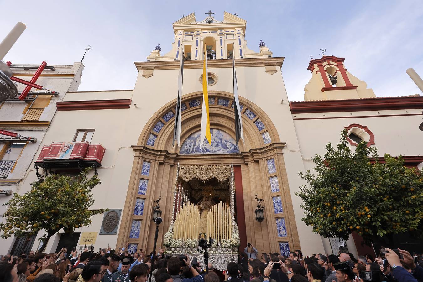 La Virgen del Patrocinio recorre las calles del barrio sevillano de Triana
