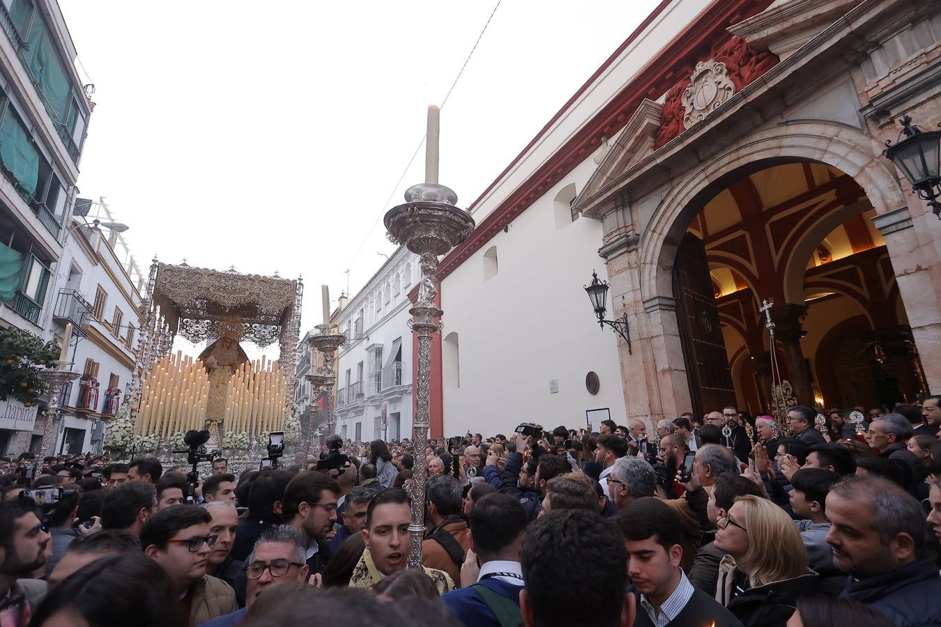 La Virgen del Patrocinio recorre las calles del barrio sevillano de Triana