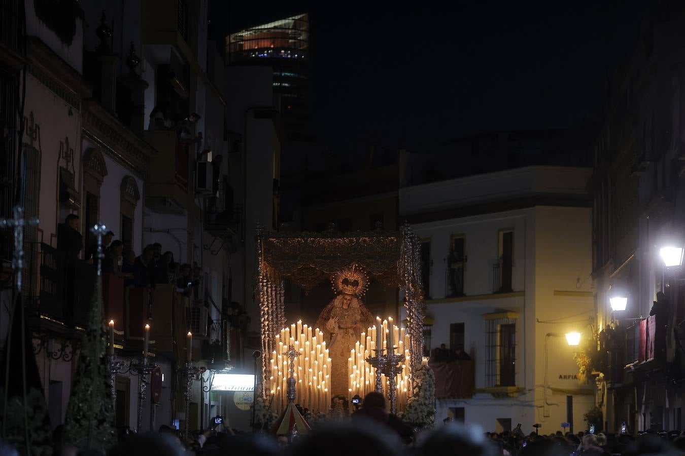 La Virgen del Patrocinio recorre las calles del barrio sevillano de Triana