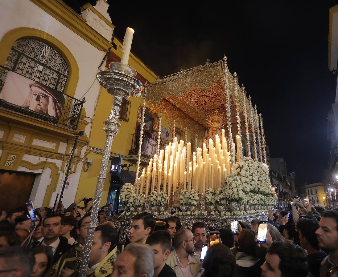 La Virgen del Patrocinio recorre las calles del barrio sevillano de Triana