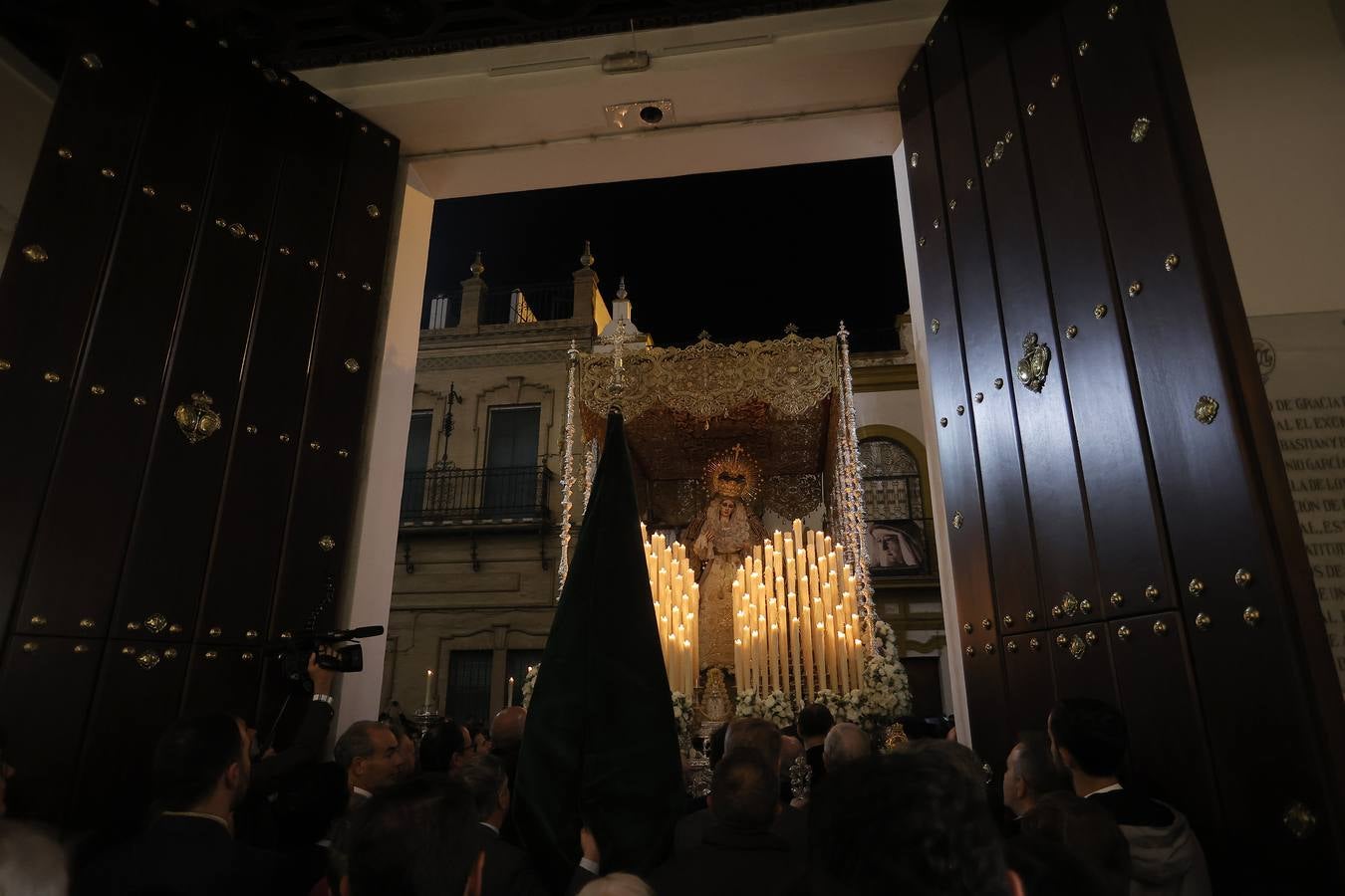 La Virgen del Patrocinio recorre las calles del barrio sevillano de Triana
