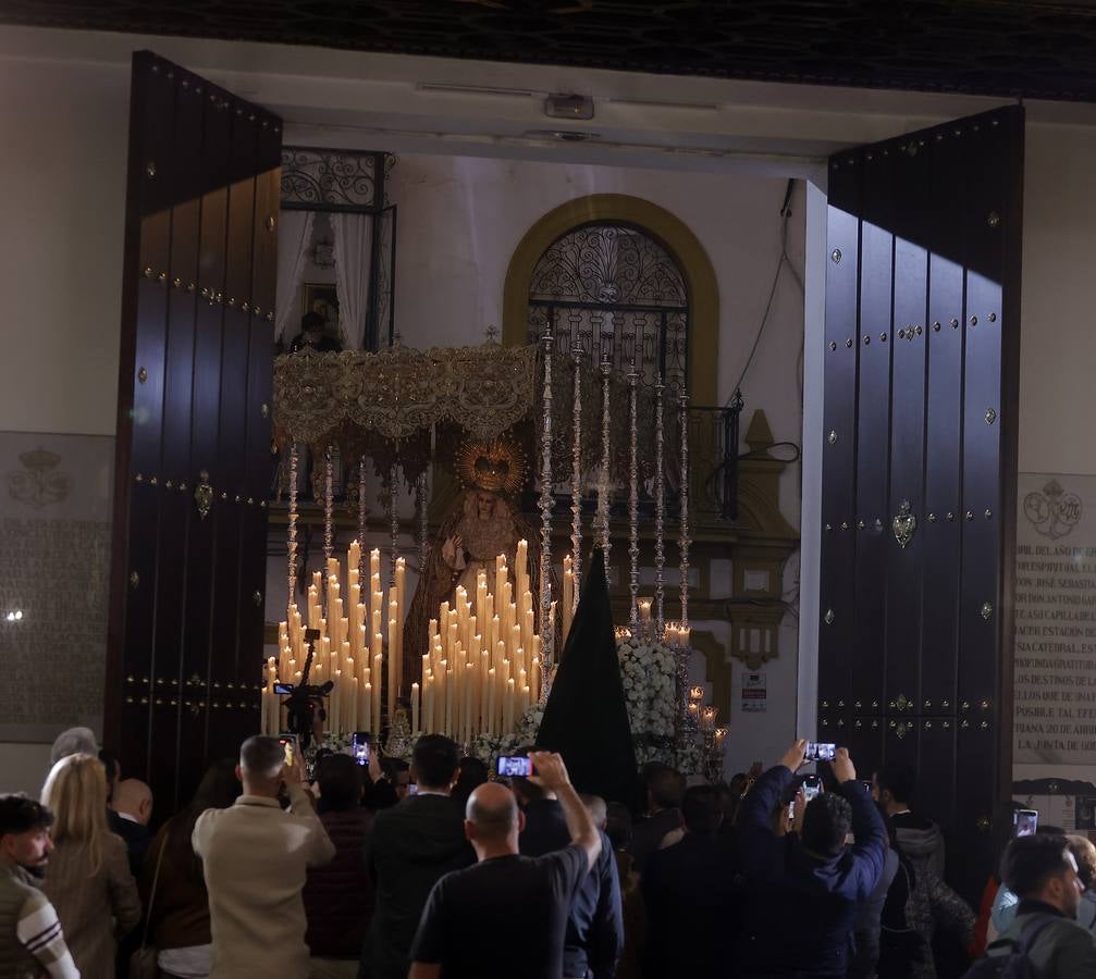 La Virgen del Patrocinio recorre las calles del barrio sevillano de Triana