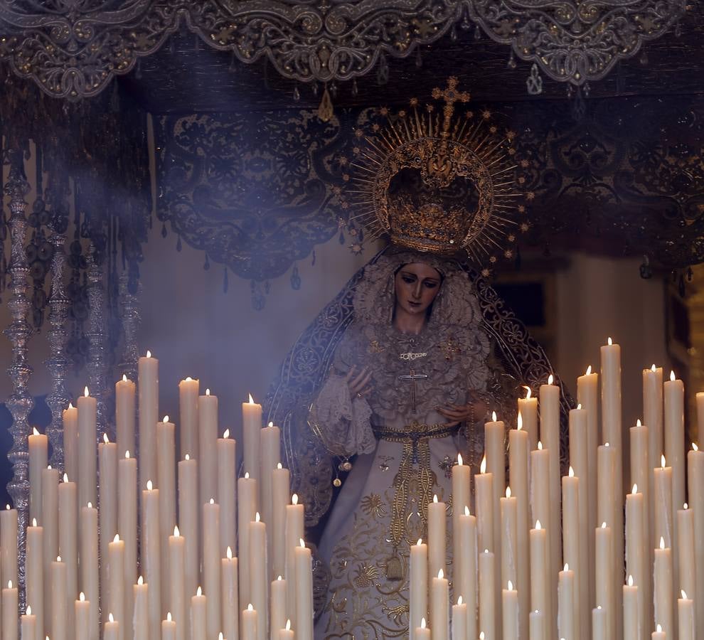 La Virgen del Patrocinio recorre las calles del barrio sevillano de Triana