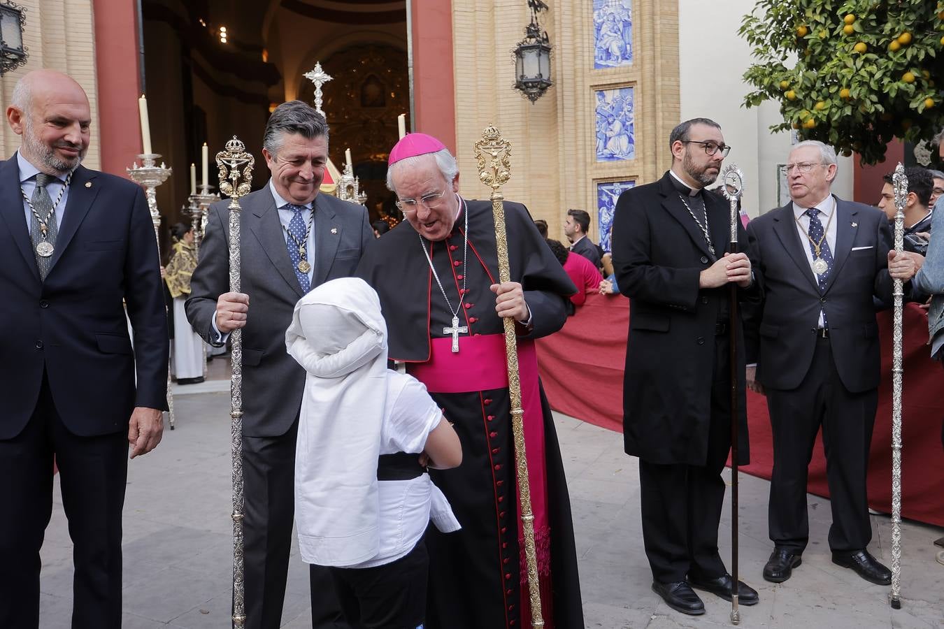 La Virgen del Patrocinio recorre las calles del barrio sevillano de Triana