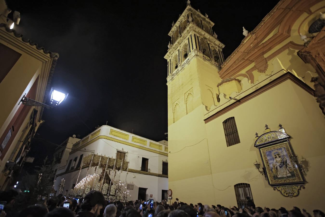 La Virgen del Patrocinio recorre las calles del barrio sevillano de Triana