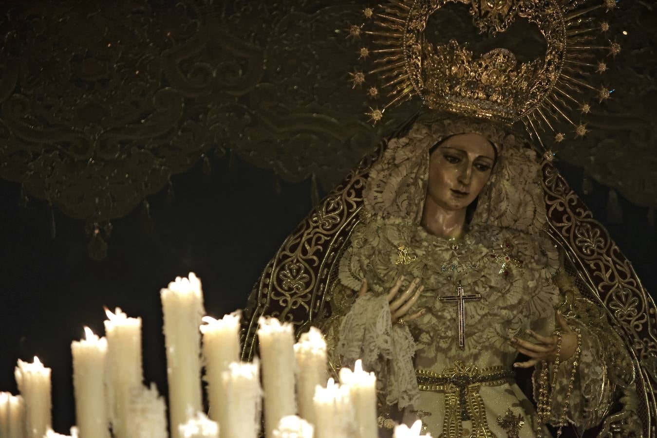 La Virgen del Patrocinio recorre las calles del barrio sevillano de Triana