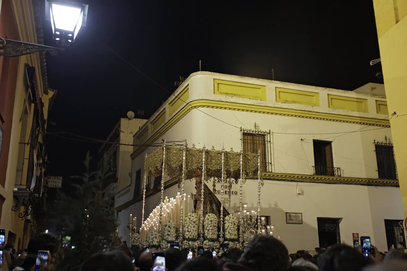 La Virgen del Patrocinio recorre las calles del barrio sevillano de Triana