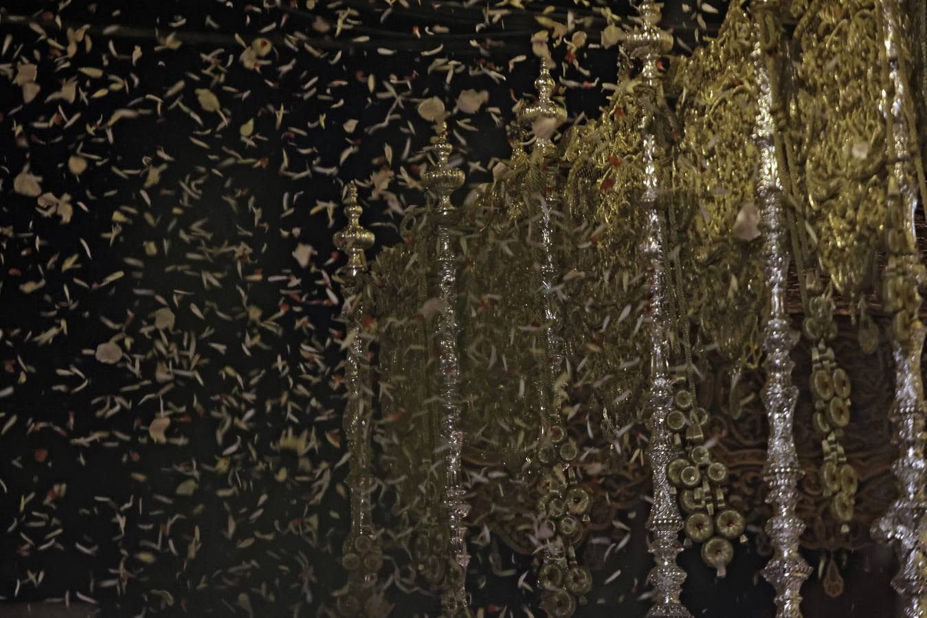 La Virgen del Patrocinio recorre las calles del barrio sevillano de Triana