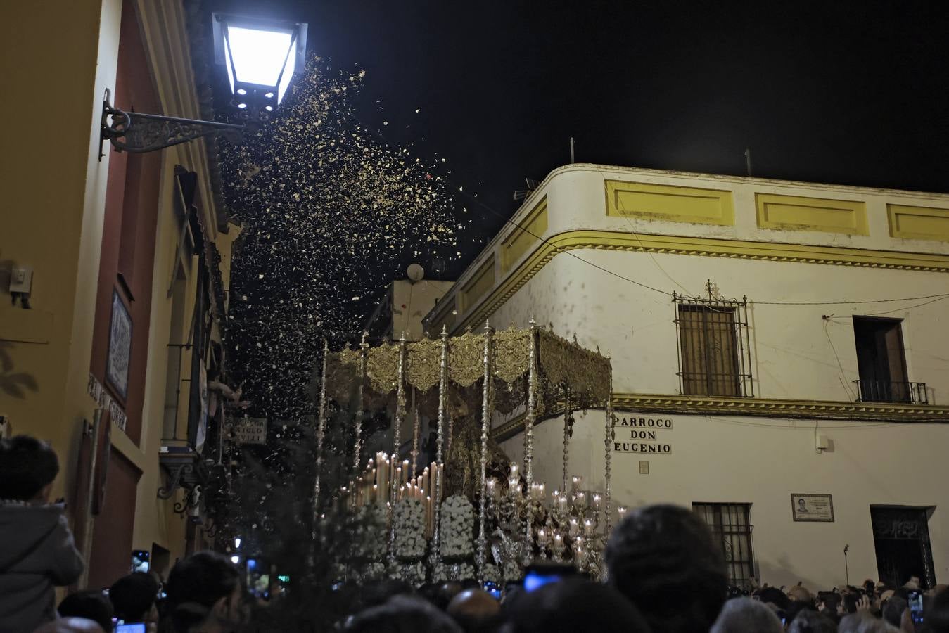 La Virgen del Patrocinio recorre las calles del barrio sevillano de Triana