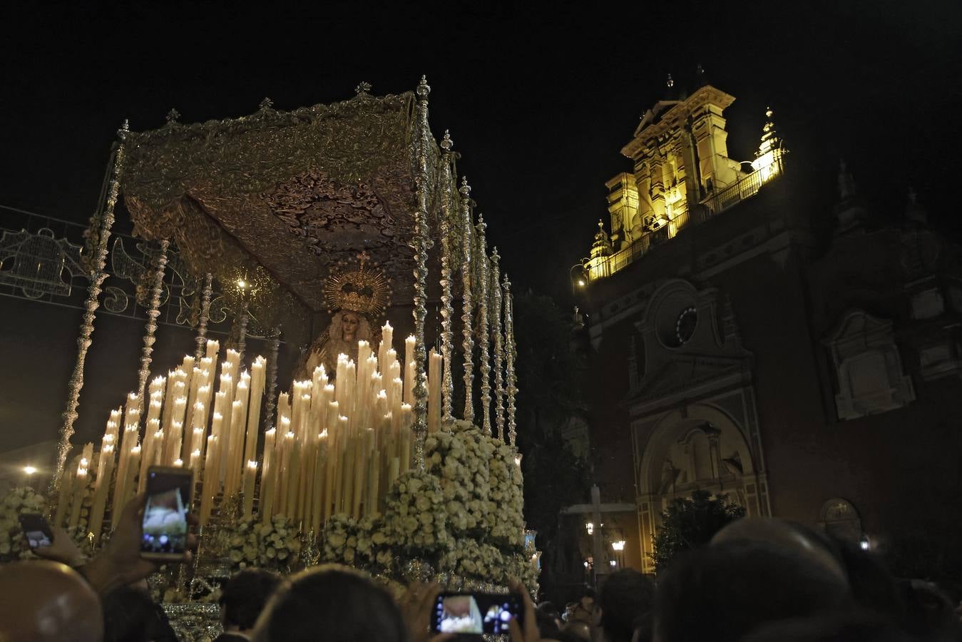 La Virgen del Patrocinio recorre las calles del barrio sevillano de Triana