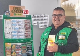 Un vecino de Dos Hermanas gana 150.000 euros con el Rasca X10 de la ONCE y se funde en «20.000 abrazos» con el vendedor