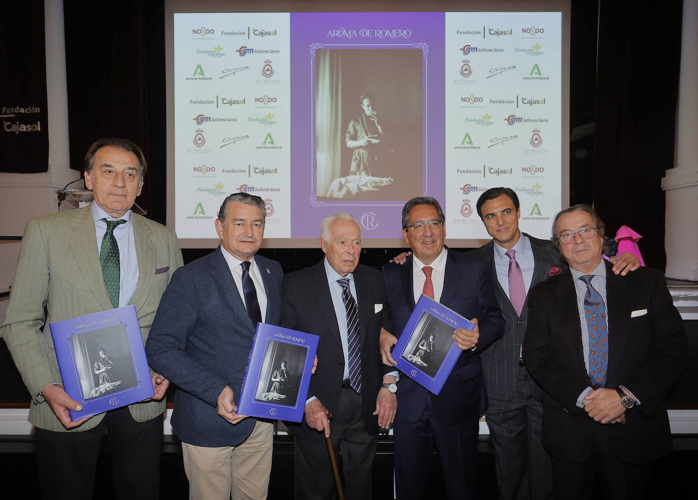 Manuel Ruiz, Antonio Sanz, Curro Romero, Antonio Pulido, Joaquín Arjona y Agustín Arjona en la presentación del libro fotográfico del diestro