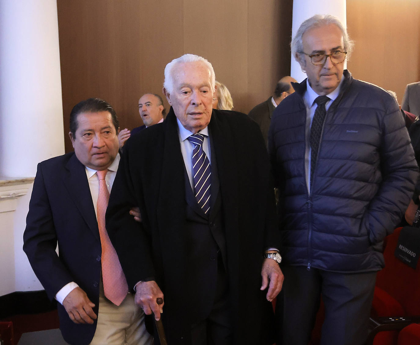 Los Arjona presentan en Sevilla una biografía visual de maestro Curro Romero