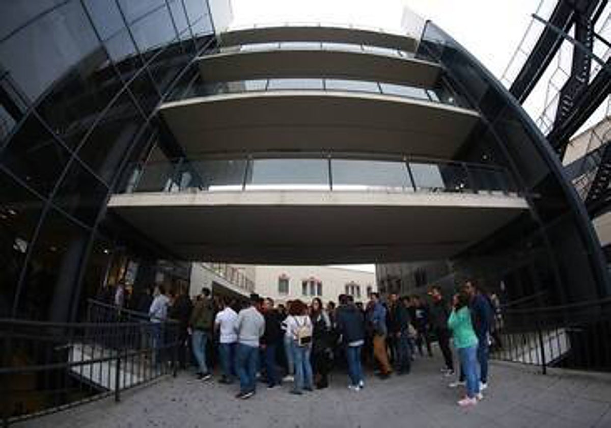 Imagen de archivo de opositores accediendo a un examen convocado por el Ayuntamiento