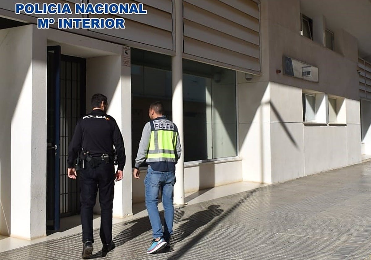 Agentes de la Policía Nacional de la localidad astigitana