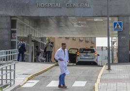 La jubilación de unos 2.000 médicos en Sevilla agravará las listas de espera durante el próximo lustro