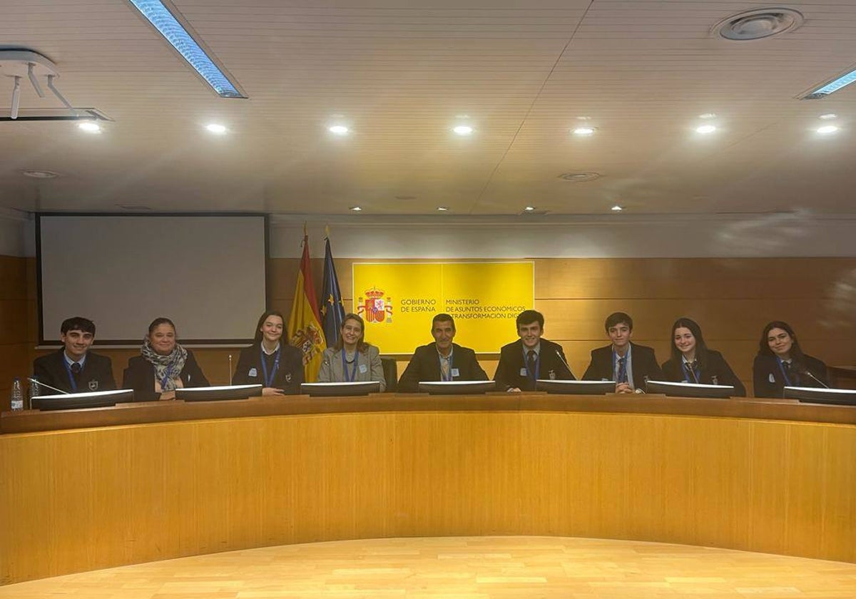 Equipo del colegio Buen Pastor que ha ganado el II Torneo de Debate sobre Educación Financiera, junto con el decano del Colegio de Economistas de Sevilla, Francisco Tato