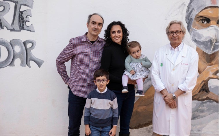 Imagen principal - Arriba, la familia al completo con el doctor Guillermo Antiñolo. Debajo, un momento de la intervención y otra imagen de la familia en la explanada del Hospital Maternal del Virgen del Rocío de Sevilla